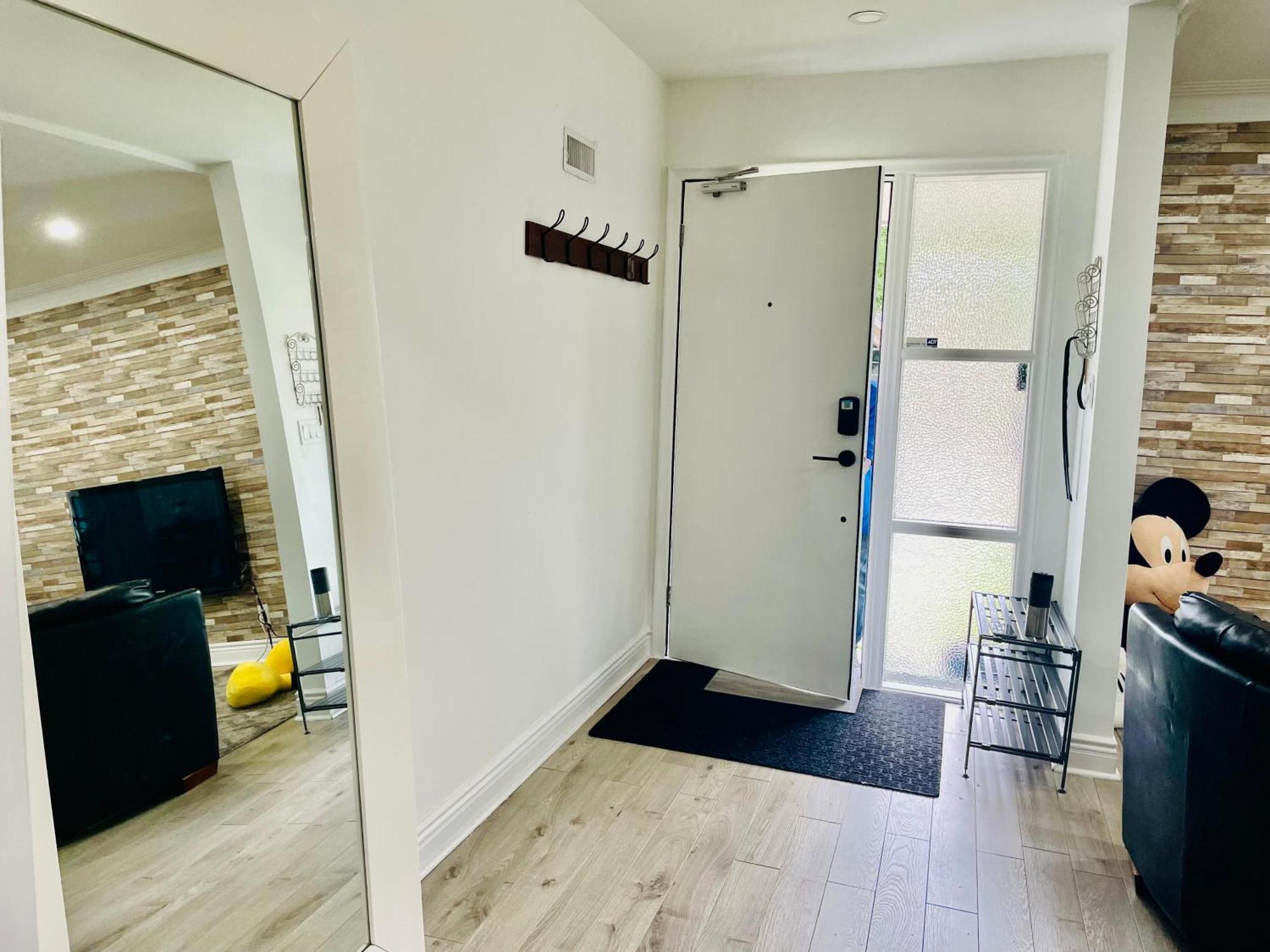 Vacation House Entire Floor Kids Yard Walk 2 Subway Toronto