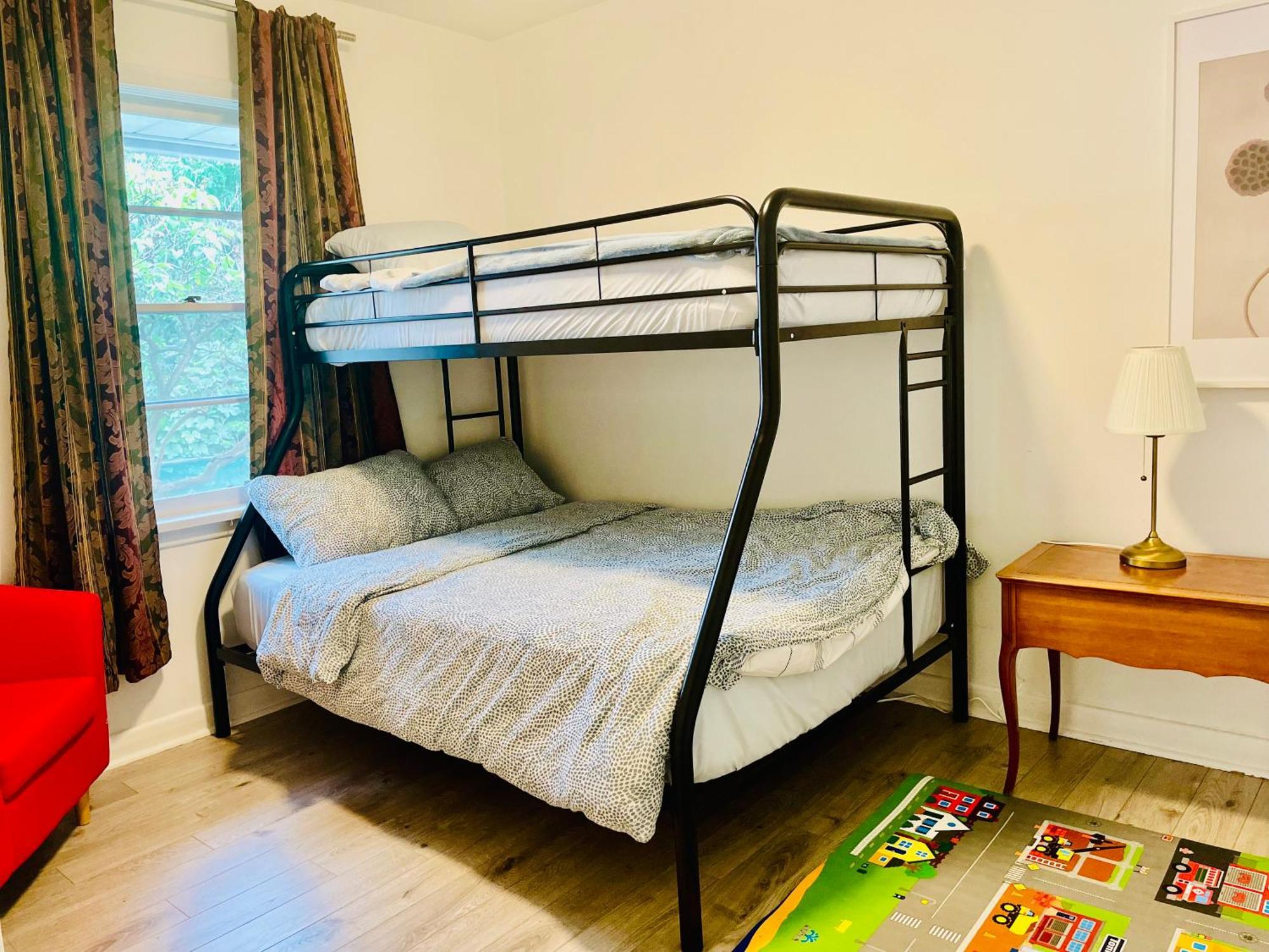 Vacation House Entire Floor Kids Yard Walk 2 Subway Apartment *